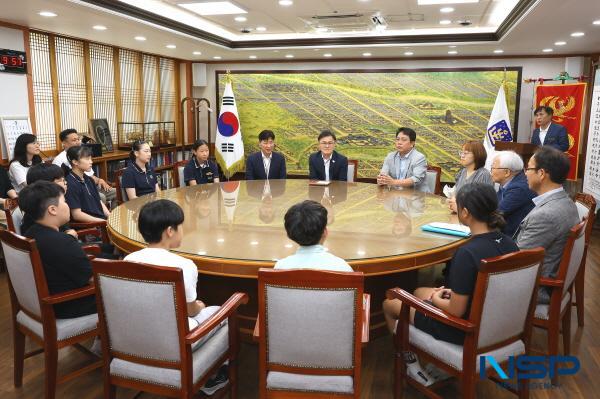NSP통신-경주시장학회는 16일 경주시청에서 제54회 전국소년체육대회에서 우수한 성적을 거둔 입상 선수 8명에게 총 550만 원의 장학금을 수여했다. (사진 = 경주시)