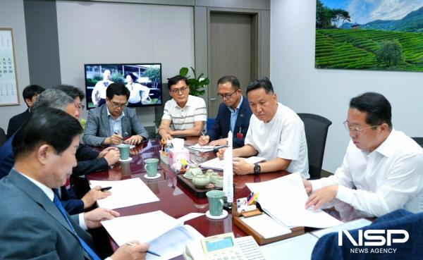 NSP통신-공영민 고흥군수 국정기획위·국회 방문...국정 과제 반영 건의 - 문금주(오른쪽 맨앞) 국회의원께 현안 설명 (사진 = 고흥군)