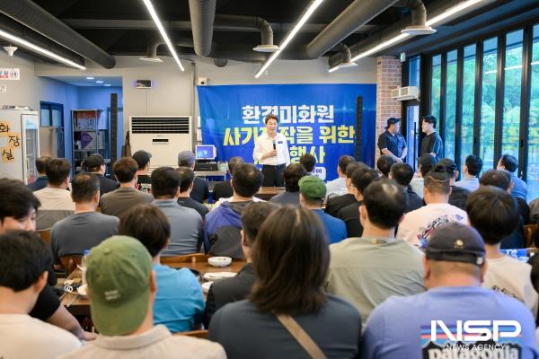 NSP통신-노관규 순천시장은 16일 대숲골농원에서 환경미화원의 노고를 격려하고 있다 (사진 = 순천시)