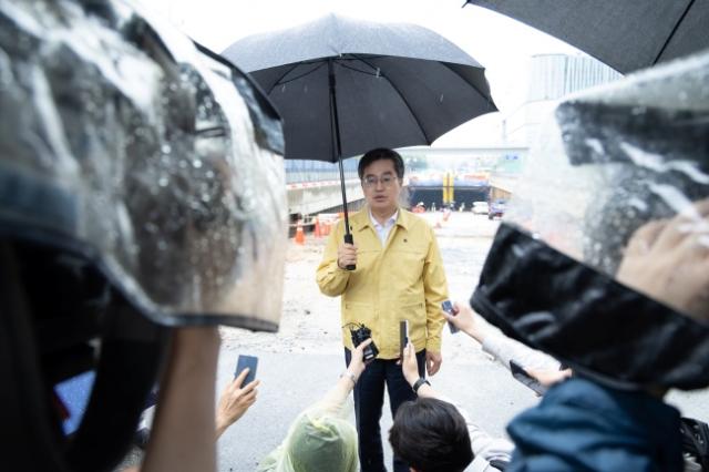 NSP통신-화산 지하창도 공사현장에서 점검 후 기자들과 만나 백브리핑하는 김동연 경기도지사. (사진 = 경기도 대변인실)