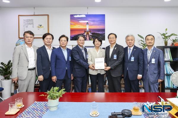 NSP통신-경상북도의회 산불대책특별위원회는 지난 3월말 경북에서 발생한 초대형 산불로 인한 피해 도민 보상 및 재건을 위해 16일 국회를 방문해 임미애 산불피해지원대책특위 법안심사소위원장과 이만희, 김형동, 임종득, 이달희 특위 위원과 간담회를 갖고 산불 피해보상 및 지원 특별법 제정을 위한 국회 및 중앙정부 차원의 적극적인 협력을 요청했다. (사진 = 경상북도의회)