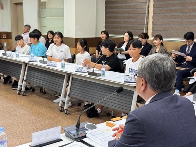 NSP통신-김상혁 교육장이 청소년 정책토론회에서 청소년들과 소통하고 있는 모습. (사진 = 강원도교육청)