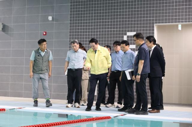 NSP통신-16일 오전 10시 30분 최대호 안양시장이 석수체육관을 방문해 시설들을 꼼꼼히 확인하고 있다. (사진 = 안양시)