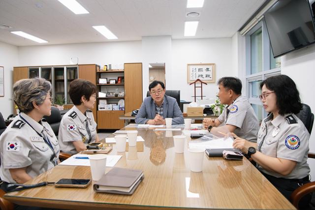 NSP통신-김종혁 시의장이 김포시 자율방범대와 현안을 논의하고 있는 모습. (사진 = 김포시의회)