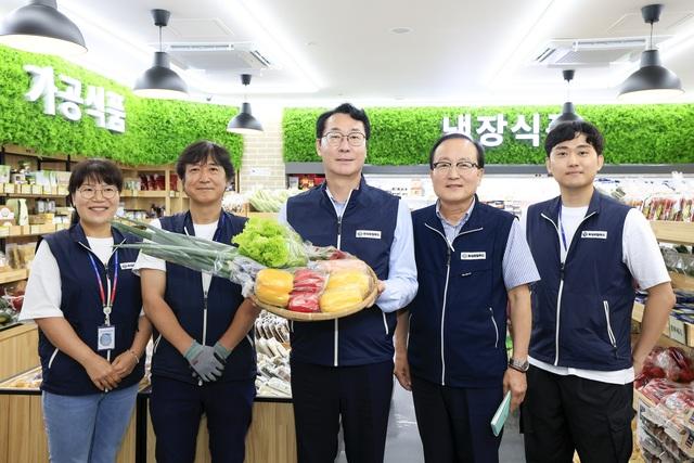 NSP통신-16일 정명근 화성시장(가운데)이 로컬푸드 직매장 유앤아이점 직원들을 격려하고 기념촬영을 하고 있다. (사진 = 화성시)