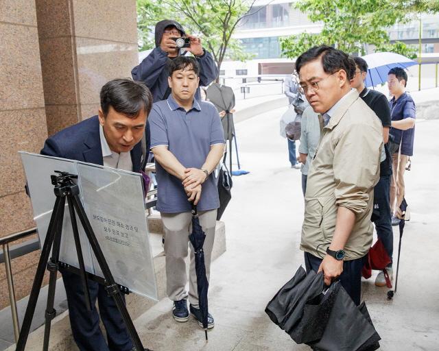 NSP통신-진교훈 서울 강서구청장(맨 앞 오른쪽 첫 번째)이 소관 실국장으로부터 마곡 엠밸리7단지 정문 앞 보도침하 보수공사 경과를 보고받고 있다.