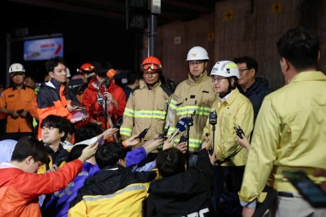 NSP통신-16일 오후 오산 옹벽 붕괴 매몰사고 현장에서 기자들과 백브리핑하는 김동연 경기도지사. (사진 = 경기도 대변인실)