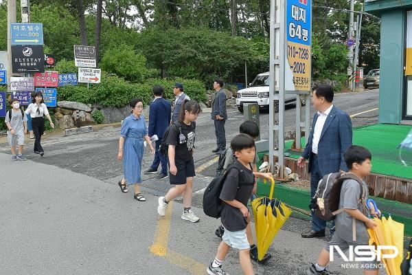 NSP통신-정기명 여수시장이 시민의 소리함을 통해 접수된 첫 번째 건의 사항을 처리하기 위해 현장 방문에 나섰다. (사진 = 여수시)