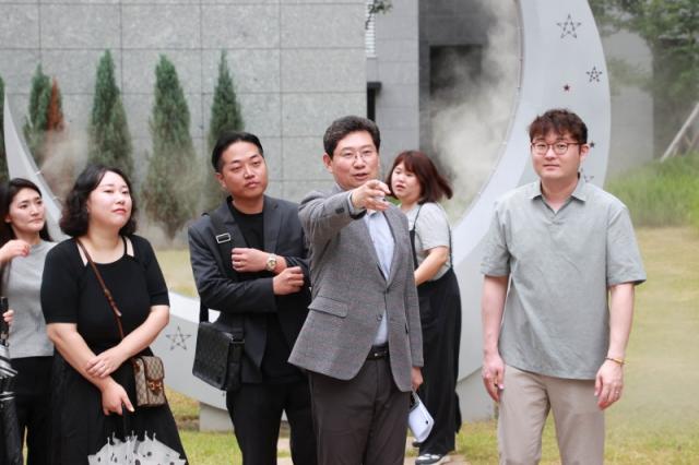 NSP통신-처인구 고림동 힐스테이트 용인 고진역 1·2단지에서의 2025 공동주택 민생현장 소통버스킹 진행 모습. (사진 = 용인특례시)