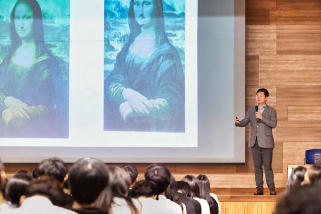 NSP통신-이상일 시장이 16일 서천고등학교에서 학생들 대상으로 특강을 하고 있다. (사진 = 용인특례시)