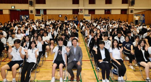 NSP통신-이상일 시장이 서천고등학교 학생들과 기념촬영을 하고 있다. (사진 = 용인특례시)