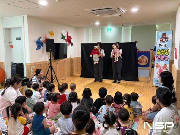 NSP통신-순천시 가곡대광어린이집 어린이들이 찾아가는 손 씻기 인형극을 관람하고 있다 (사진 = 순천시)