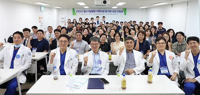 NSP통신-16일 박춘근 윌스기념병원 병원장(앞 줄 왼쪽 세번째)과 간담회 참석자들이 기념촬영을 하는 모습. (사진 = 윌스기념병원 수원)