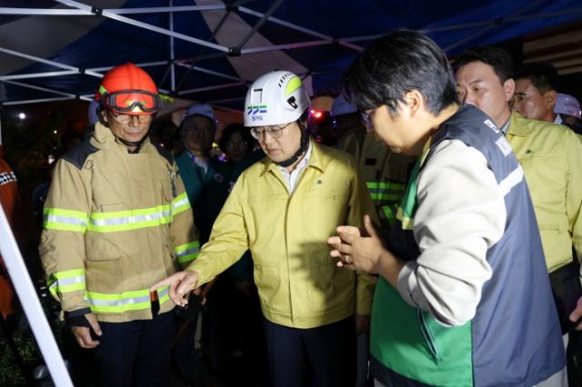 NSP통신-16일 오후 김동연 경기도지사가 오산 가장 교차로 옹벽 붕괴 사고 현장을 방문해 구조팀에 인명구조를 최우선으로 하라는 지시 사항을 전달하고 있다. (사진 = 경기도)