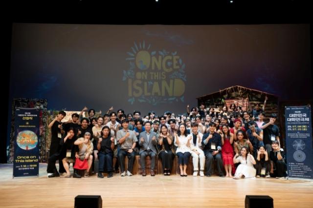 NSP통신-이상일 용인특례시장이 대학연극제 경연 첫날 16일 용인문예회관 처인홀에서 진행된 명지대학교팀의 Once on This Island 공연 관람 후 기념촬영을 하고 있다. (사진 = 용인특례시)