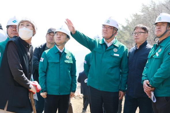 NSP통신-김학동군수는 행정을 공익비즈니스로 접근하며 과거 공직사회의 부정적 이미지를 탈피해 실적과 성과를 중요시하는 조직문화를 만들어가고 있다. (사진 = 예천군)