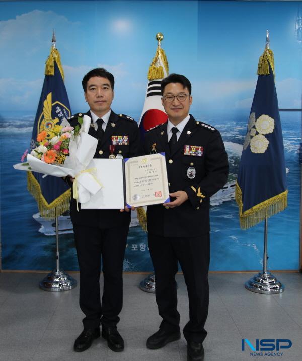 NSP통신-포항해양경찰서(서장 이근안)는 지난 16일 2025년 상반기 모범공무원으로 선발된 최명곤 경감에게 모범공무원증 수여식을 진행했다. (사진 = 포항해양경찰서)
