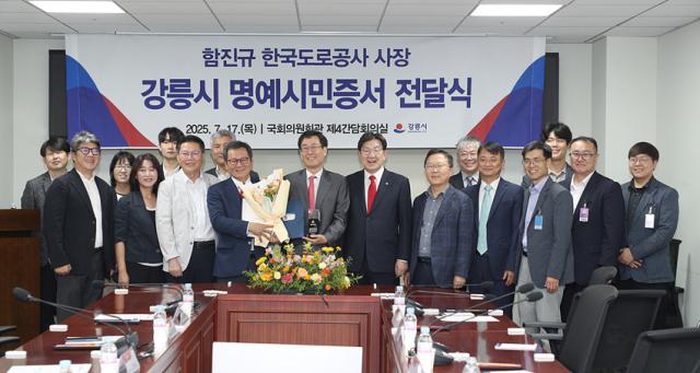 NSP통신-김홍규 강릉시장이 함진규 한국도로공사 사장에게 강릉시 명예시민증서 수여 후 함께 기념촬영을 하고 있다. (사진 = 강릉시)