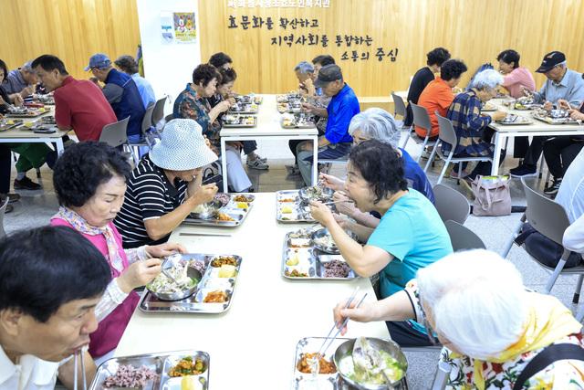 NSP통신-17일 화성시정조효노인복지관 경로식당에서 어르신들이 식사를 하고 있다. (사진 = 화성시)