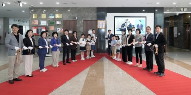 NSP통신-17일 오후 성남시청 1층 로비에서 신상진 성남시장과 시의원, 아동친화도시 추진위원회 위원 등이 참석한 가운데 유니세프 아동친화도시 상위단계 인증 현판 제막식이 진행됐다. (사진 = 성남시)