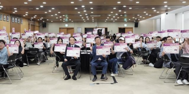NSP통신-신상진 성남시장이 체감형 정책 제안 시민 원탁회의 개회식을 마치고 키워드 피켓을 든 시민들과 기념촬영을 하고 있다. (사진 = 성남시)
