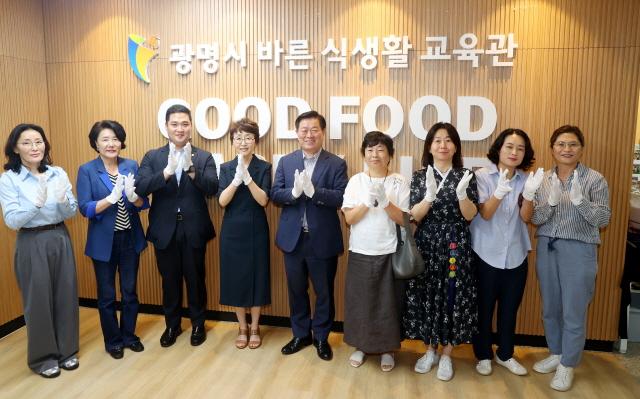 NSP통신-박승원 광명시장(가운데)이 17일 열린시민청 지하 1층에 위치한 바른 식생활 교육관 개관식에서 참석자들과 함께 기념사진을 촬영하고 있다. (사진 = 광명시)