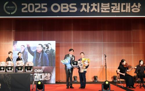 NSP통신-17일 OBS경인TV가 주최한 2025 OBS 자치분권대상 시상식에서 정승현 경기도의원이 광역정치부문 대상을 수상했다. (사진 = 경기도의회)