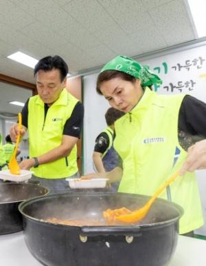 NSP통신-▲박성호 강서구의회 의장(왼쪽)이 지난 16일 등촌3동 주민센터에서 홀몸어르신을 위한 도시락나눔 봉사활동을 하고 있다. (사진 = 강서구의회 제공)