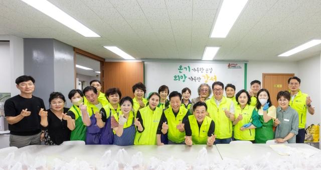 NSP통신-▲박성호 강서구의회 의장과 강서구상공회 반찬나눔봉사단의 기념촬영 (사진 = 강서구의회 제공)