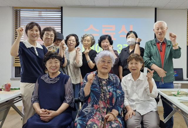 NSP통신-17일 치매가족교실 수료자들이 상반기치매가족 자조모임을 가졌다. (사진 = 안양시)