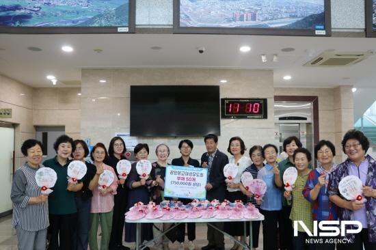 NSP통신-광양향교 여성유도회원들 전통 부채 기탁 (사진 = 광양시청)