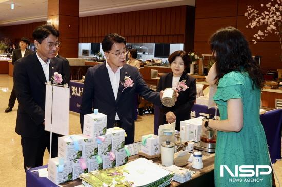 NSP통신-김태균 의장 여성경제인 대표 회사 제품 설명 듣는 중 (사진 = 전남도의회)