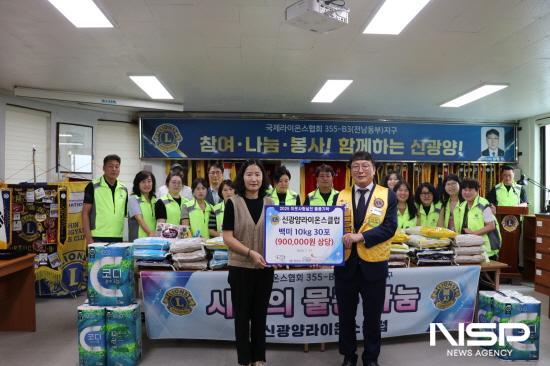 NSP통신-최용호 회장과 회원들 백미 전달식 (사진 = 광양시사랑나눔복지재단)