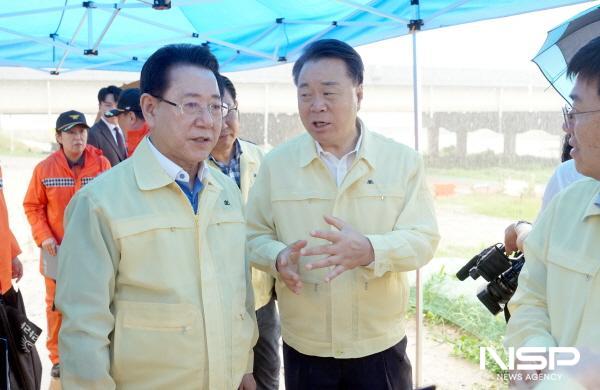 NSP통신-김영록 전라남도지사가 17일 오후 화순 서태2지구 풍수해생활권 종합 정비사업 현장을 방문 호우대비 대처 상황을 점검하고 비상상황 발생시 인명피해가 발생하지 않도록 체계적인 대응 태세 구축을 당부하고 있다. (사진 = 전남도)
