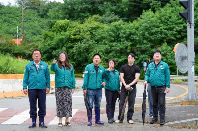 NSP통신-안성시의회 집중호우 재해 취약지 긴급 현장 점검 모습. (사진 = 안성시의회)