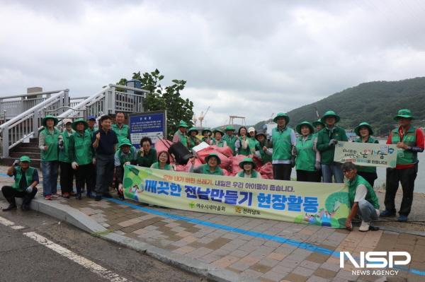 NSP통신-여수시새마을회가 종화동에서 오동도 해안 일대에서 대대적인 해양쓰레기 정화활동을 전개했다. (사진 = 새마을회)