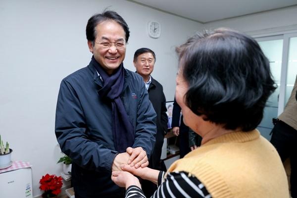 NSP통신-집수리 지원사업이 완료된 가구에 방문한 이동환 고양특례시장 (사진 = 고양시)