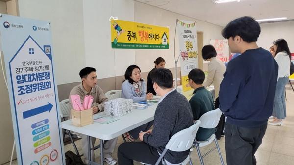 NSP통신-중부대학교 캠퍼스에서 청년층 대상 상담을 진행한주거복지 이동상담소 (사진 = 고양시)