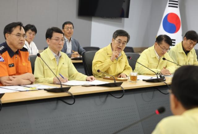 NSP통신-18일 오전 경기도청 재난안전상황실에서 열린 호우 대처 도-시군 재난안전대책본부 회의에서 김동연 경기도지사가 집중호우 대처상황 보고와 함께 시군별 현장 대응과 상황관리에 대한 토의를 하고 있다. (사진 = 경기도)