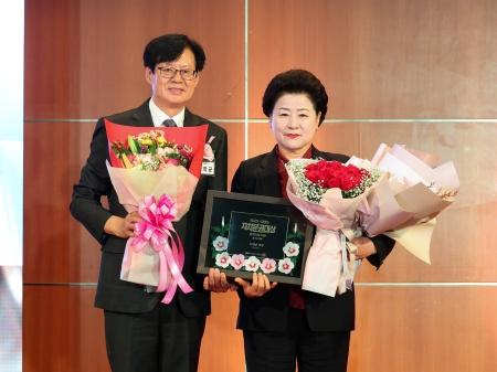 NSP통신-17일 경기도아트센터에서 열린 2025 OBS 자치분권대상 시상식에서 광역의원 부문에 선정된 남경순 경기도의원이 수상 기념촬영을 하고 있다. (사진 = 경기도의회)