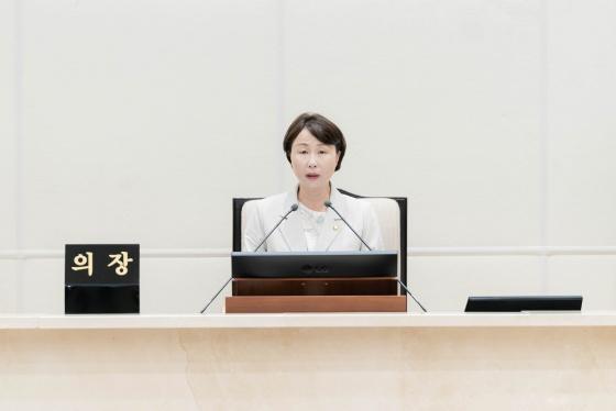 NSP통신-18일 용인특례시의회가 본회의장에서 2차 본회의를 열고 제294회 임시회 일정을 마무리했다. 사진은 유진선 의장. (사진 = 용인특례시의회)
