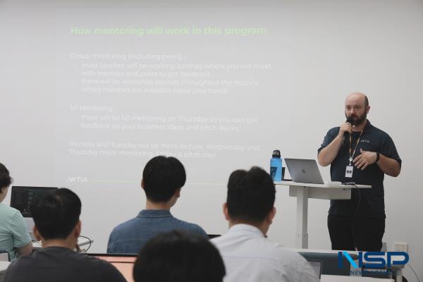 NSP통신-WTIA 글로벌 창업 교육에 참여한 교육생에게 설명하는 Nick Ellingson (사진 = 경산이노베이션아카데미)