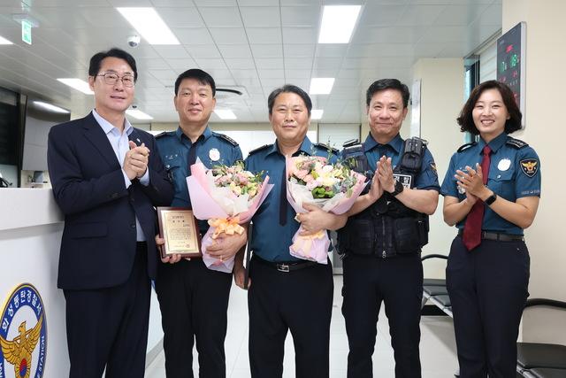 NSP통신-17일 정명근 화성시장(왼쪽 첫번째)과 수상자들이 기념촬영을 하는 모습. (사진 = 화성시)