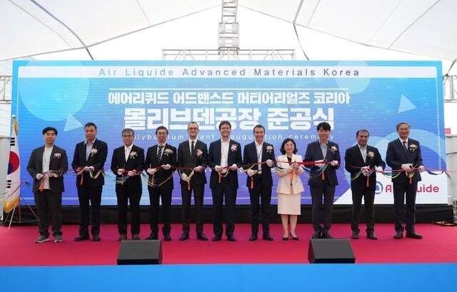 NSP통신-18일 에어리퀴드 몰리브덴 공장 준공식에 참석한 주요 내빈들이 테이프커팅을 하고 있다. (사진 = 화성시)