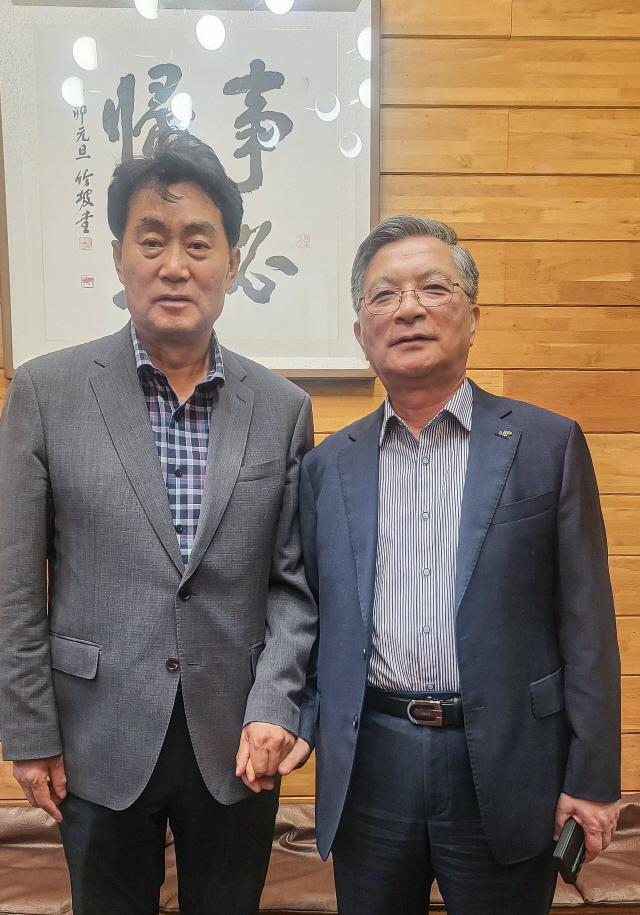 NSP통신-하은호 군포시장(왼쪽)과 이한준 한국토지주택공사 사장이 주요 현안 해결을 논의하는 면담을 가졌다. 사진은 면담 후 기념촬영 모습. (사진 = 군포시)