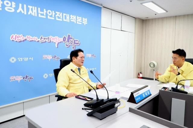 NSP통신-최대호 시장이 18일 오전 9시 30분 시청 8층 재난안전상황실에서 열린 호우대처상황 경기도-시군 재난안전대책본부 회의에서 화재 취약 시설 관리 강화를 지시하고 있다. (사진 = 안양시)