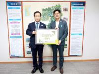 [NSP PHOTO]전북 아동보호전문기관, 완주군에 여성위생용품 전달