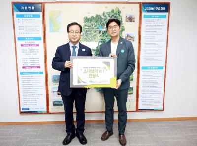 [NSP PHOTO]전북 아동보호전문기관, 완주군에 여성위생용품 전달