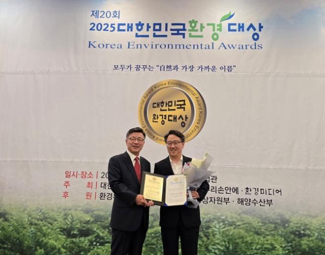 NSP통신-성남시가 18일 서울 여의도동 국회박물관에서 열린 제20회 대한민국 환경대상 시상식에서 자원순환 부문 본상(대상)을 받았다. 사진은 시를 대표해 수상 기념촬영을 하고 있는 임종철 부시장. (사진 = 성남시)