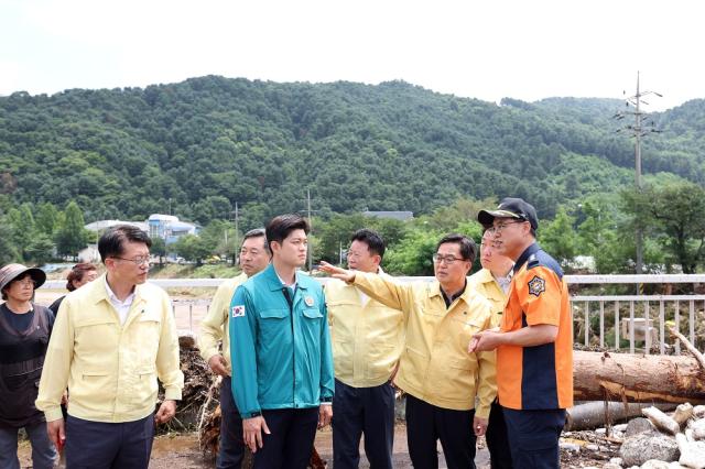 NSP통신-20일 오후 김동연 경기도지사가 집중호우로 인해 홍수 경보가 발령됐던 가평군 상면 대보교 현장을 방문해 상황 및 피해 현황을 살펴보고 있다. (사진 = 경기도)